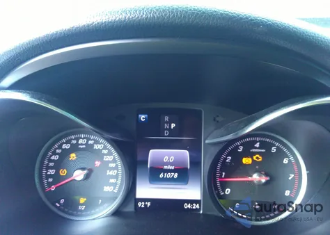 2018 Mercedes-Benz C 300 z USA, uszkodzony, nr VIN 55SWF4JB7JU249655